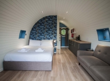 Family Glamping Pod   00 03